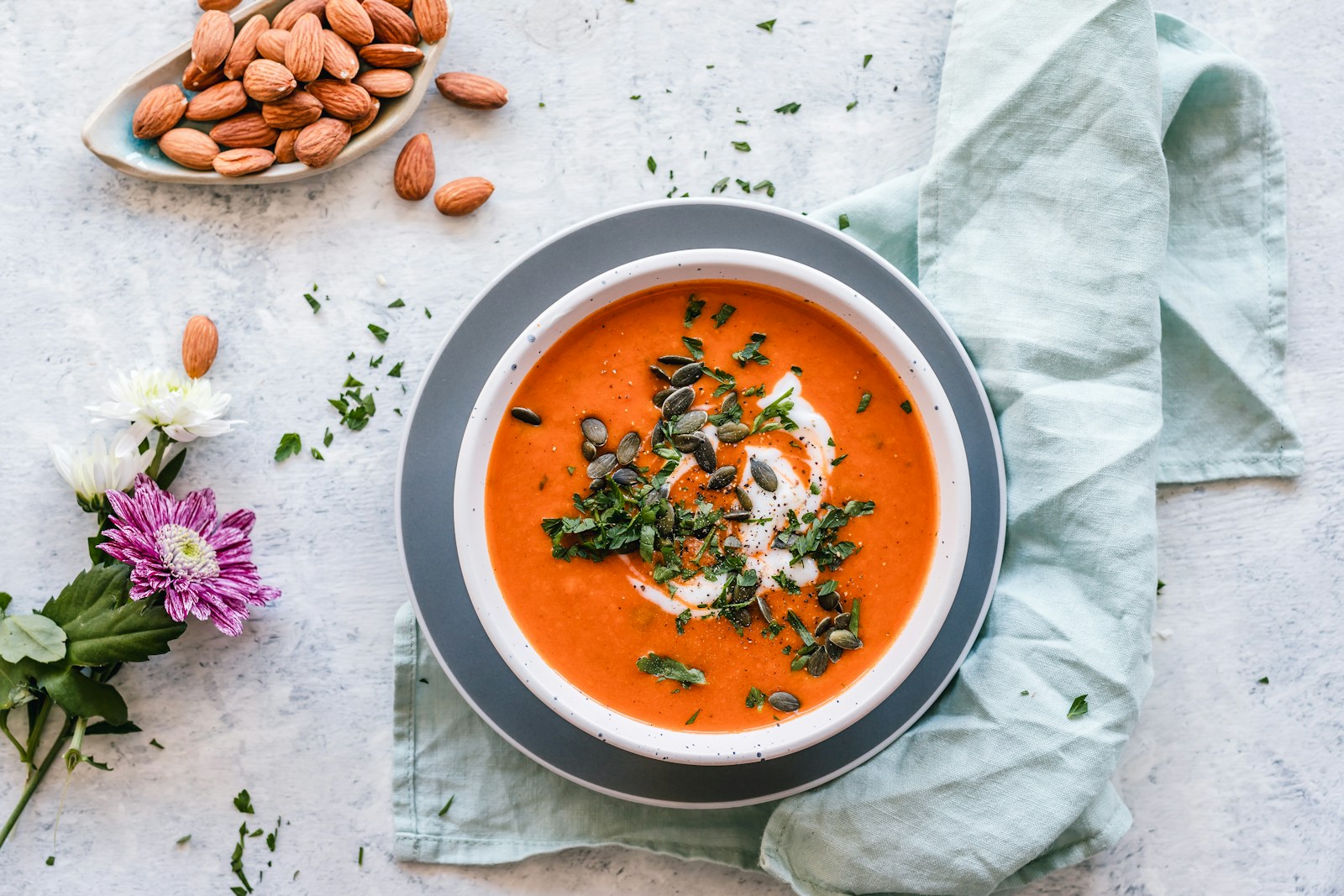 Suppe des Tages in einer Schale mit Brot — LÖFFEL & KRUME Tagescafé Basel