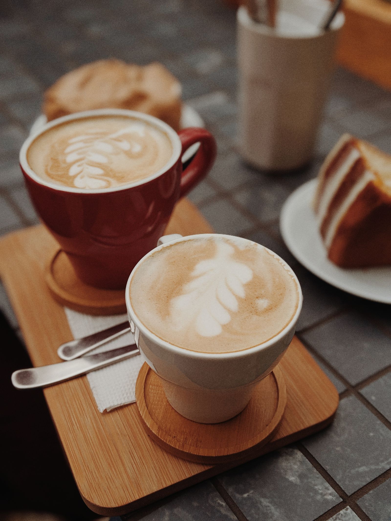 Kaffee und Kuchen am Tisch — LÖFFEL & KRUME Tagescafé Kleinbasel