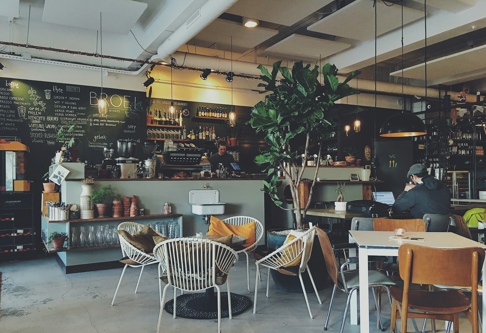 Helles Café-Interieur mit Fensterplätzen — LÖFFEL & KRUME Feldbergstrasse Basel