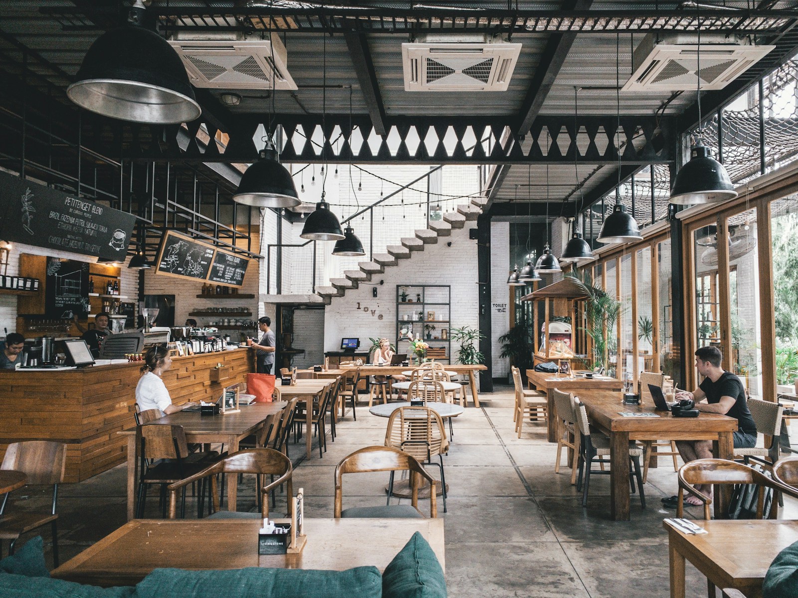 Gäste beim Brunch im LÖFFEL & KRUME Tagescafé, Kleinbasel Basel